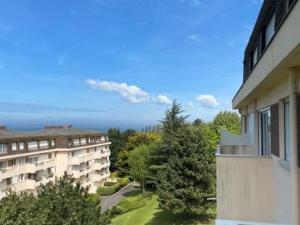 - Balcón con vistas a un edificio en Appartement Villers-sur-Mer, 1 pièce, 4 personnes - FR-1-712-20, en Villers-sur-Mer