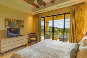 Televisyen dan/atau pusat hiburan di Jobo 1 Luxury Apartment - Reserva Conchal