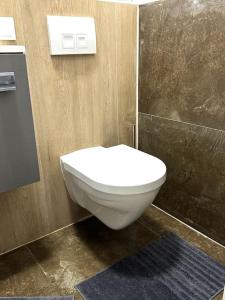 ein Bad mit einem weißen WC in einem Zimmer in der Unterkunft Apartment mit 3 Betten, Küche & Bad in Kassel in Kassel