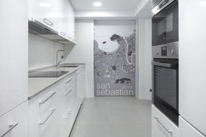 Kuchyň nebo kuchyňský kout v ubytování Koxtape Apartment by FeelFree Rentals