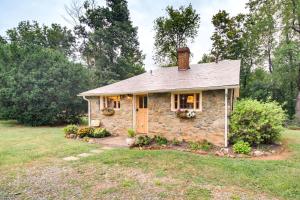 een klein stenen huis met een veranda bij Monticello Wine Trail Cottage - Close to Hiking! in Afton