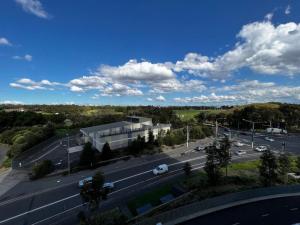 una vista aérea de una autopista con aparcamiento en Lovely 2 bedroom APT in centre of Olympic Park, en Sídney