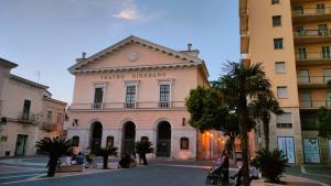 un edificio en medio de una calle con edificios en Outside Boutique Hotel, en Foggia