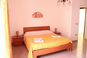 ein Schlafzimmer mit einem Bett mit zwei Handtüchern darauf in der Unterkunft Uno Spettacolo Della Natura in San Lucido