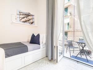 um quarto com uma cama e uma varanda em Casa MaNa - L'Opera Group em La Spezia