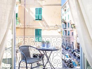 balcone con tavolo e sedie. di Casa MaNa - L'Opera Group a La Spezia