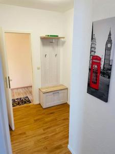 a room with a red phone booth and a picture of a telephone box at Ferienwohnung Edge-Inn 