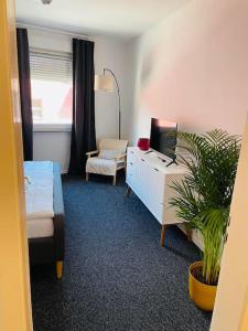 Cette chambre comprend un bureau avec un ordinateur et une chaise. dans l'établissement Ferienwohnung Edge-Inn, 