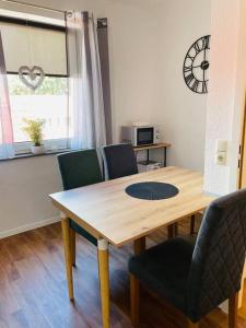 a table and chairs in a room with a kitchen at Ferienwohnung Edge-Inn 