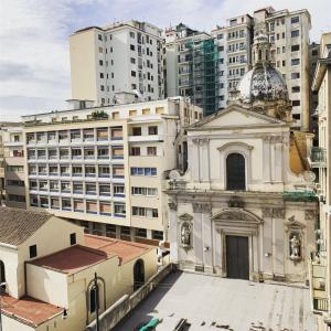 un edificio antiguo en una ciudad con edificios altos en BnB Naples, en Nápoles