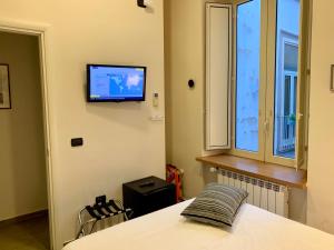 1 dormitorio con 1 cama y TV en la pared en BnB Naples, en Nápoles