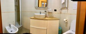 ナポリにあるBnB ナポリのバスルーム(洗面台、トイレ付)