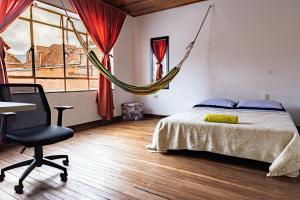 a bedroom with a hammock hanging from the wall at Casa en Bogotá ubicada en zona central in Bogotá