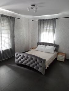 1 Schlafzimmer mit einem großen Bett und 2 Fenstern in der Unterkunft Cataleya Caffee in Rădăuţi