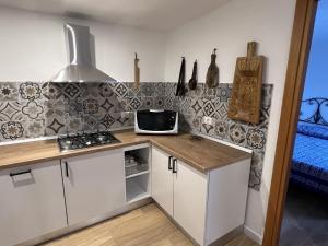 A kitchen or kitchenette at Casa Chia a 5 minuti dal mare - Su Giudeu Tuerredda