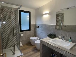 A bathroom at Casa Chia a 5 minuti dal mare - Su Giudeu Tuerredda Még 37 kép