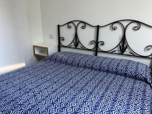 เตียงในห้องที่ Casa Chia a 5 minuti dal mare - Su Giudeu Tuerredda