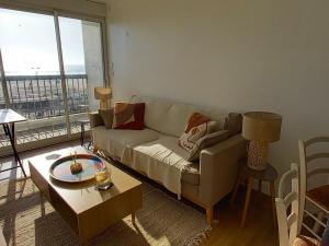 Część wypoczynkowa w obiekcie Appartement moderne 2 chambres, 2 salles d'eau, face mer, parking, proche commerces, St Jean de Monts - FR-1-323-276