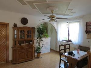 a dining room with a ceiling fan and a table at Csaki Vendeghaz in Sovata
