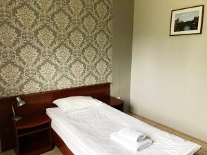 una camera da letto con un letto e due asciugamani di Hotel Ava a Gliwice