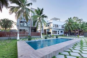 KokrobiteSerenity Residences & Spa - Kokrobite Beach的一栋房子前面有游泳池