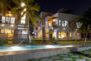 Serenity Residences & Spa - Kokrobite Beach内部或周边的泳池