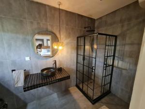 Serenity Residences & Spa - Kokrobite Beach的一间浴室