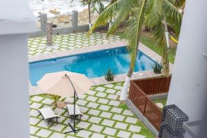 Serenity Residences & Spa - Kokrobite Beach内部或周边的泳池