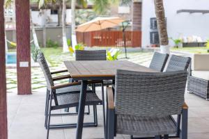 Serenity Residences & Spa - Kokrobite Beach的庭院或其他户外区域