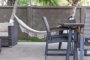 Serenity Residences & Spa - Kokrobite Beach的庭院或其他户外区域