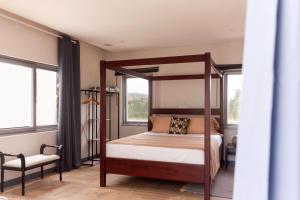 Serenity Residences & Spa - Kokrobite Beach客房内的一张或多张床位