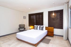 Serenity Residences & Spa - Kokrobite Beach客房内的一张或多张床位