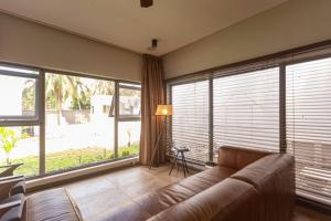 Serenity Residences & Spa - Kokrobite Beach的休息区