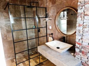 Serenity Residences & Spa - Kokrobite Beach的一间浴室