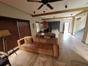 Serenity Residences & Spa - Kokrobite Beach的休息区