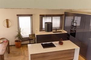 Serenity Residences & Spa - Kokrobite Beach的电视和/或娱乐中心