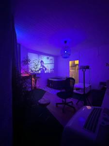 una sala de estar con luces moradas en una habitación en Un jacuzzi a Bordeaux, en Burdeos