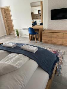 מיטה או מיטות בחדר ב-Martin Apartmanok