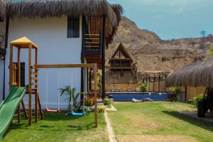 Casa con parque infantil y tobogán en Northshore Point Zoritos, en Caleta Grau