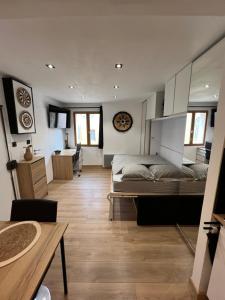 um quarto grande com uma cama e uma mesa em Studio Contemporain, À Deux Pas de la Mer à La Ciotat ! em La Ciotat