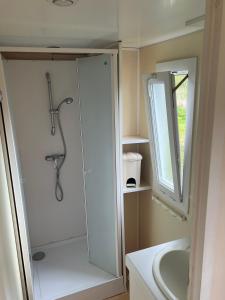 La salle de bains est pourvue d'une douche et d'un lavabo. dans l'établissement Camping Les Portes de la Baie de Somme, à Mareuil-Caubert