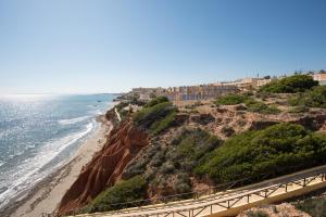 most nad plażą nad oceanem w obiekcie Casa CAMPOAMOR w mieście Orihuela