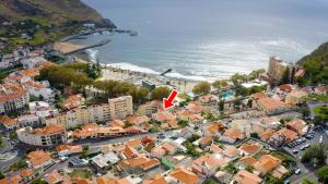 uma cidade com uma seta vermelha apontando para o oceano em Vivenda da Praia em Machico