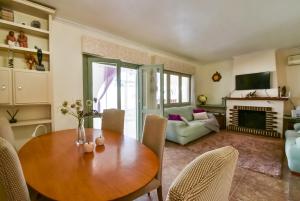 salon z drewnianym stołem i krzesłami w obiekcie Casa CAMPOAMOR w mieście Orihuela