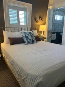מיטה או מיטות בחדר ב-The Ellery Hotel