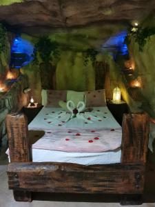 Un dormitorio con una cama con una flor. en La Cova de Can Pavet en Pontons