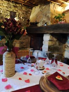 una mesa con un mantel con un jarrón de flores en La Cova de Can Pavet, en Pontons