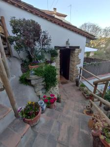 una casa con una puerta y algunas plantas y flores en La Cova de Can Pavet, en Pontons