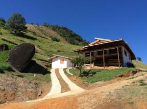 a house on a hill next to a dirt road at Casa Cleo - Somente carro 4x4 ou fazemos translado sem custo in São Francisco Xavier