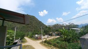 eine unbefestigte Straße mit einem Berg im Hintergrund in der Unterkunft ALOJAMIENTO ANY in Tingo María